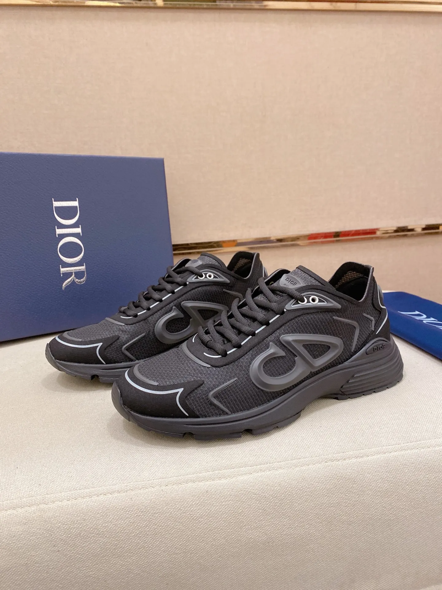 Ex-factory price: 480💰[Celebrate][Celebrate][Celebrate] Wang Junkai, the latest DIOR brand ambassador launched in 2022, brilliantly performs Dior's new B30 sneakers, using modern lines and technical fabrics to create a smart and casual style. The new sports shoes follow the trend of the retro market. The DadShoes-style tongue has the Dior logo. The B30 is made of fine-textured leather and mesh cloth. There are conspicuous letters CD on both sides of the shoe body to indicate identity. The original 1:1 replica of the top version is code number: 38-44. Can be customized45